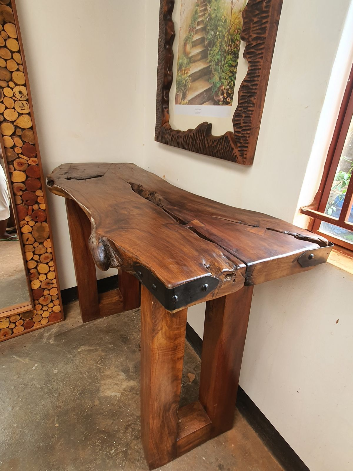 Mugavu Console Table